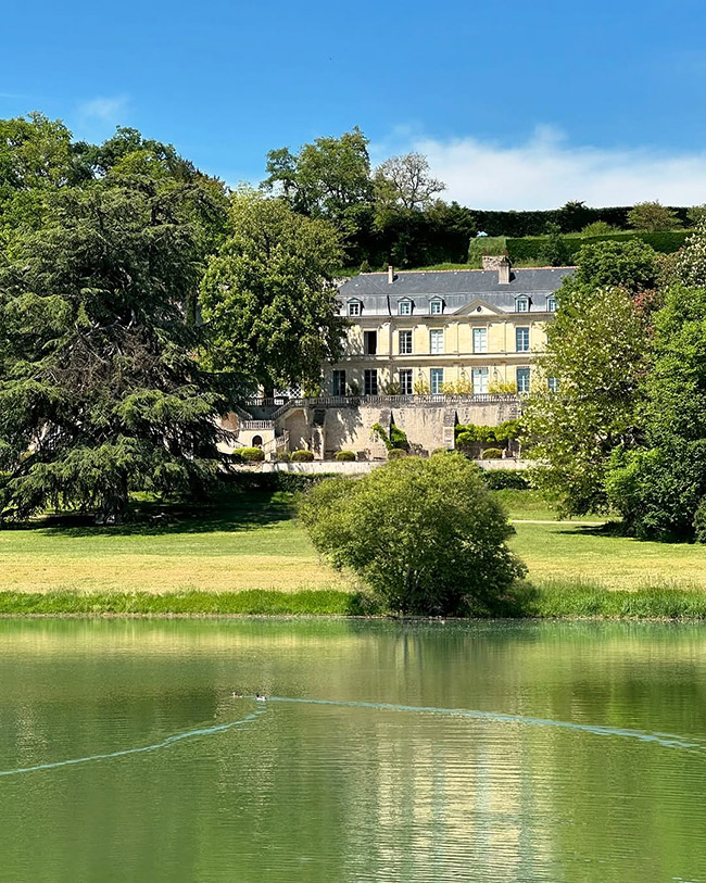 Vue aérienne du Domaine des Bidaudières avec son parc et sa piscine