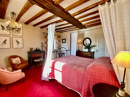 Chambre Le Clos des Aubuis — baldaquin en fer forgé et antichambre
