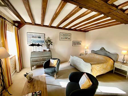 Chambre Le Clos Marigny — atmosphère chaleureuse aux couleurs du soleil